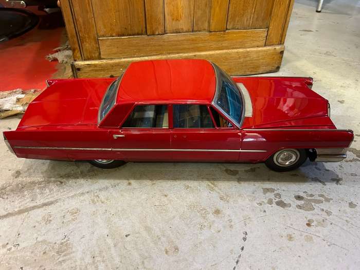 Huge Japanese Nomura 1965 Tinplate Cadillac in good condition ( 64 cm )