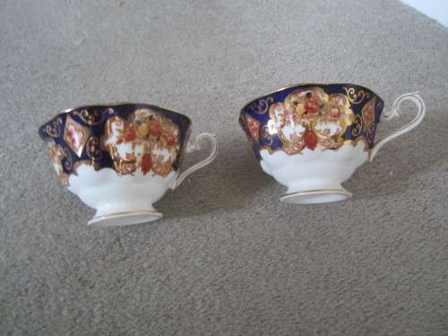 SUPERB ROYAL ALBERT HEIRLOOM  TEA SET 21  PIECES, 6 TRIOS, CAKE PLATE, SUGAR BOWL, MILK JUG