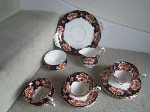 SUPERB ROYAL ALBERT HEIRLOOM  TEA SET 21  PIECES, 6 TRIOS, CAKE PLATE, SUGAR BOWL, MILK JUG