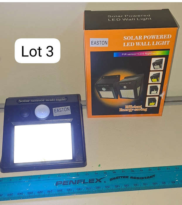 Solar powered led wall light