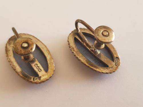 Vintage Wedgwood screw back earrings set in Sterling Silver.