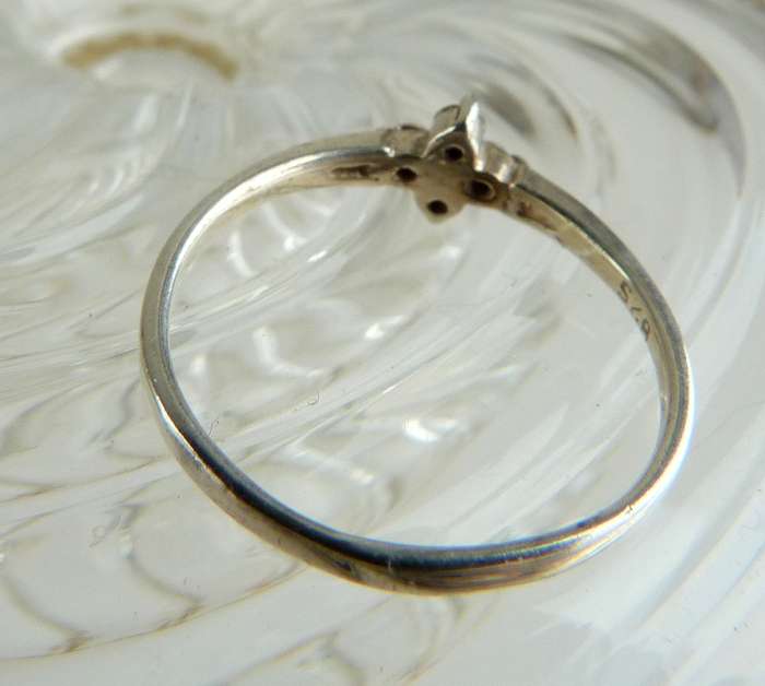 SPARKLING ELEGANT VINTAGE RING, ATTRACTIVE EYECATCHER. CLEAR STONES IN SOLID SILVER.