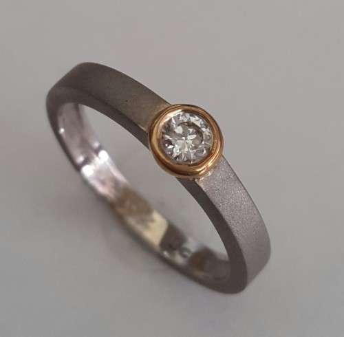 CZ Tube Ring in Matt 9ct White Gold