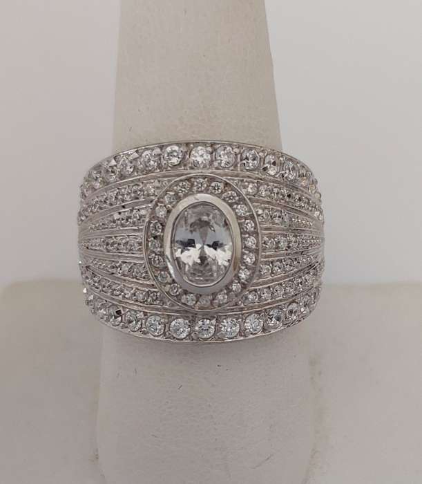 CD DESIGNER JEWELRY Oval Halo CZ Cluster Broad Ring