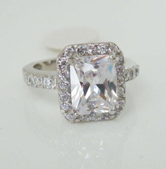 **A STUNNING ITEM**3.28ctw GORGEOUS Engagement Ring in 925 Sterling Silver*Size 7*