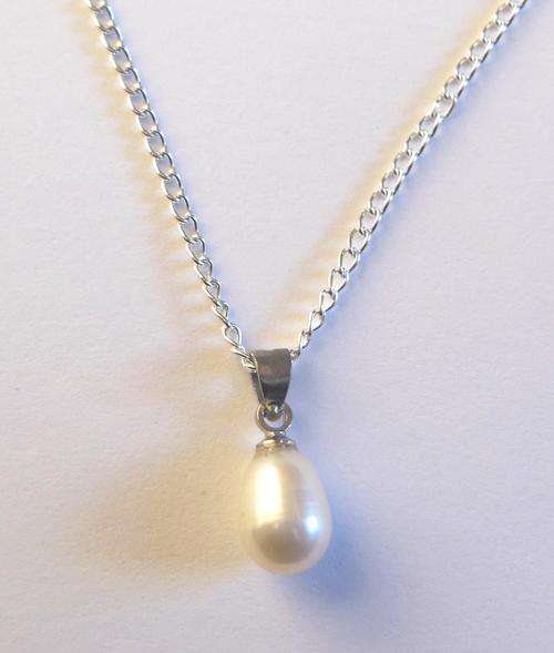 Freshwater Pearl Pendant and Necklace