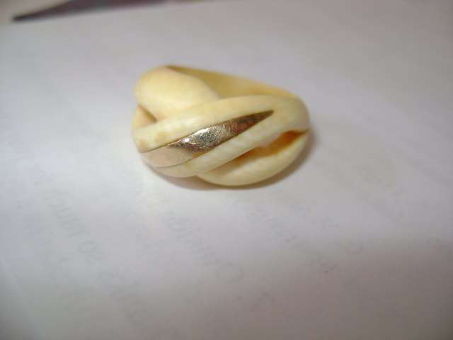 LADIES' IVORY AND GOLD RING