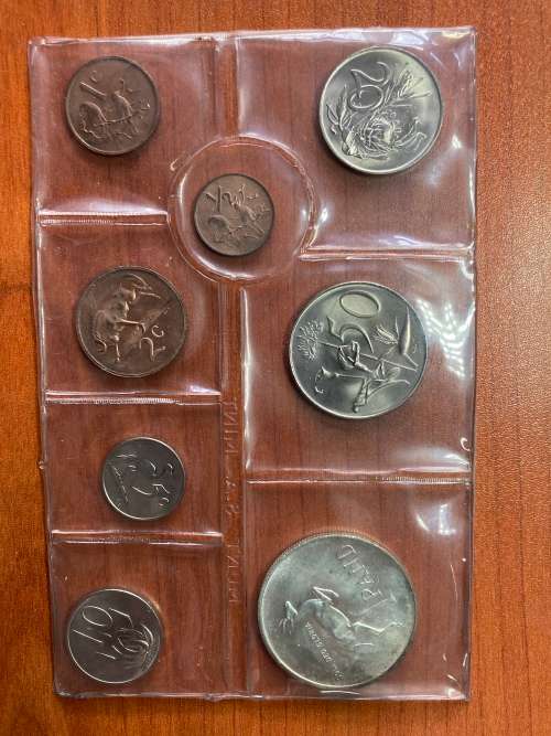 1972 silver R1 Uncirculated coin set includes 1/2c