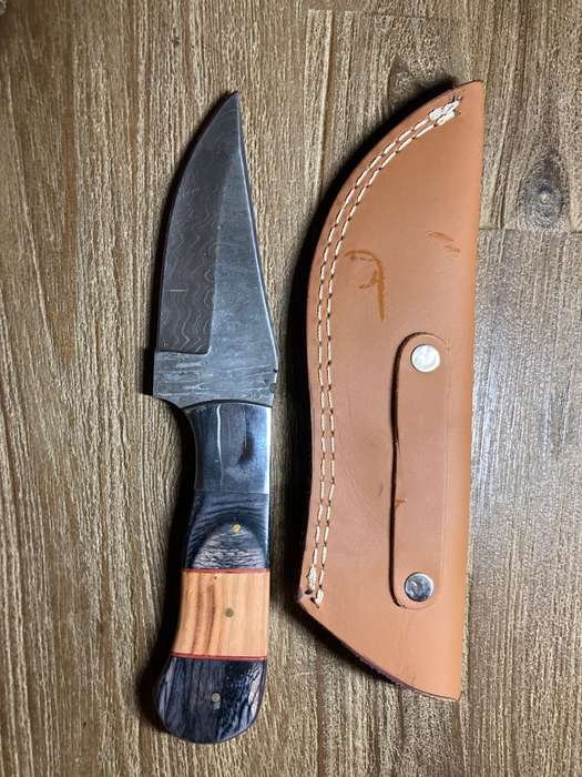 New Damascus hunting knife with leather sheath