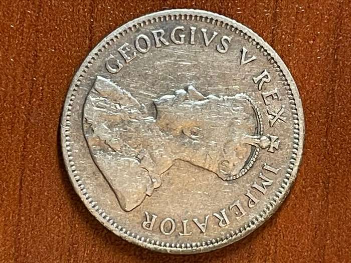 1933 *** Shilling *** VF- filler coin extremely scarce