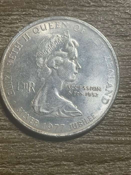 1977 *** New Zealand crown *** Imitation Crown not silver