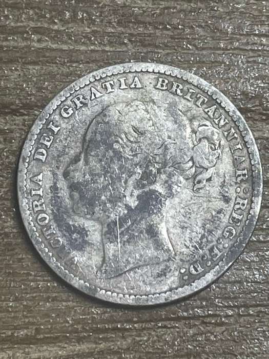 1883 *** British Shilling *** highly collectable