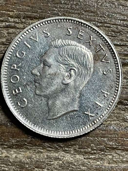1952 *** Shilling *** Shows good details a/unc