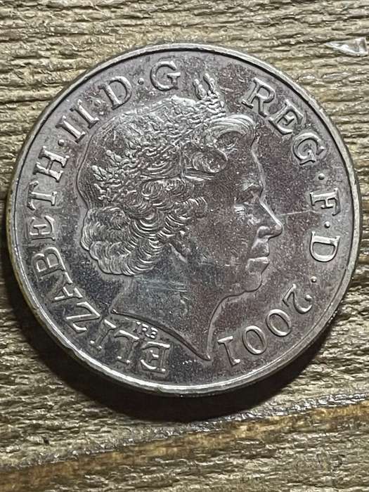 2001 *** British 5 pounds *** Its a large coin