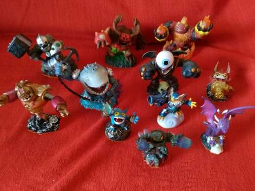 11X ASSORTED SKYLANDERS FIGURINES
