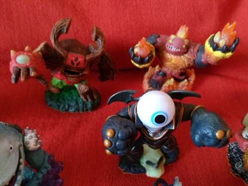 11X ASSORTED SKYLANDERS FIGURINES