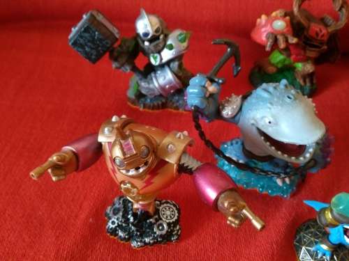 11X ASSORTED SKYLANDERS FIGURINES