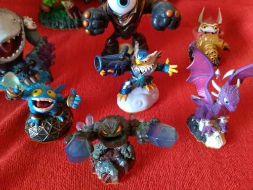 11X ASSORTED SKYLANDERS FIGURINES