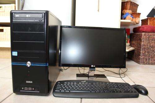2,4 Ghz Intel i5 CPU Desktop Compuer with 20-inch LG screen