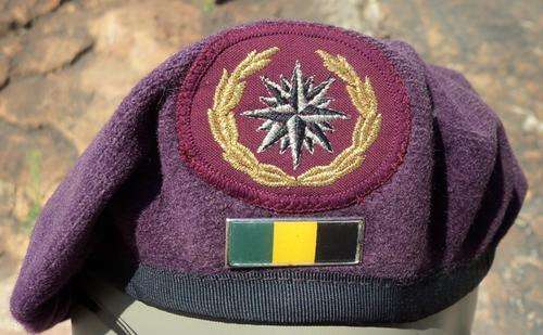 Reconnaissance Regiments (Recce) Beret and Beret Badge -  ORIGINAL !!