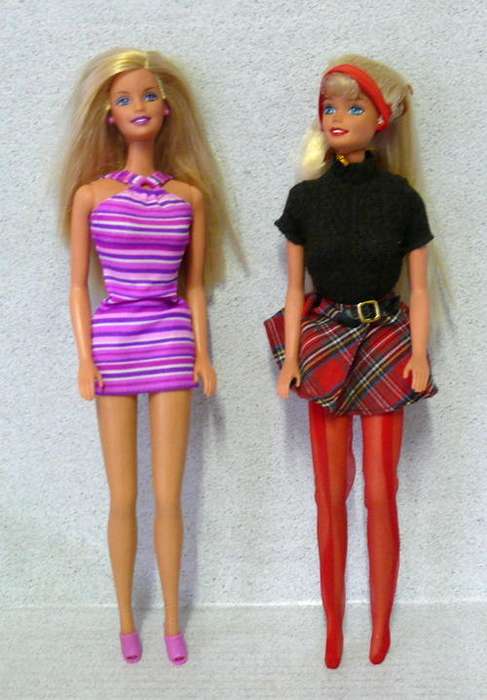 LOTS OF BARBIE DOLLS ON AUCTION: 2 BARBIE DOLLS