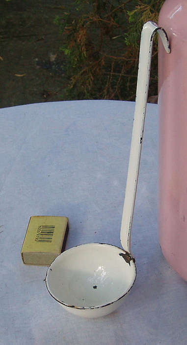 LOVELY OLD COLLECTABLE KITCHEN ENAMEL SOUP LADLE~EXCELLENT CONDITION