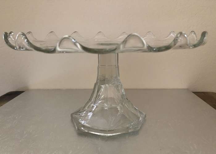 VINTAGE GLASS FOOTED CAKE STAND WITH LEAF PATTERN
