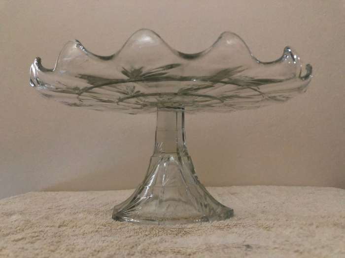 VINTAGE GLASS FOOTED CAKE STAND WITH LEAF PATTERN