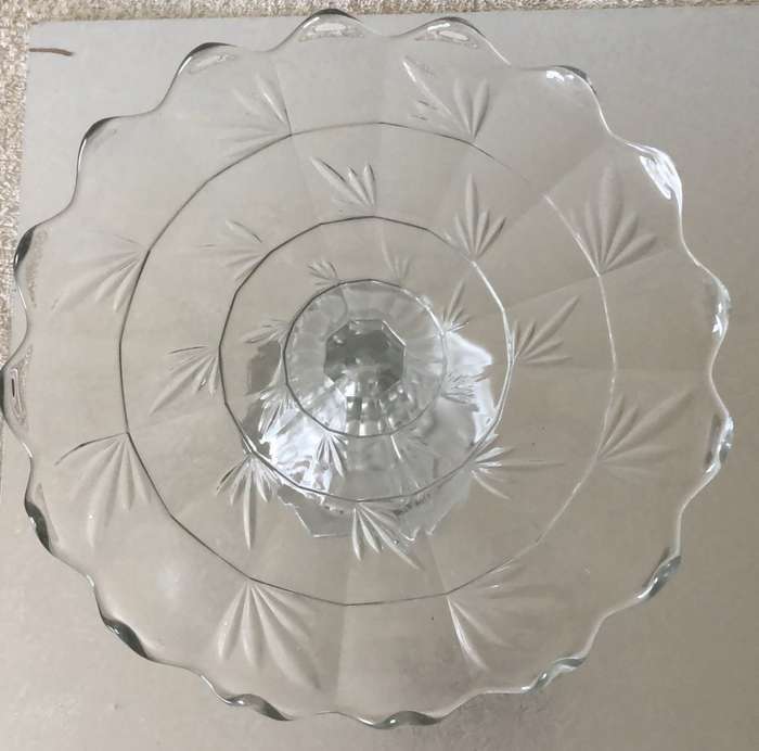 VINTAGE GLASS FOOTED CAKE STAND WITH LEAF PATTERN