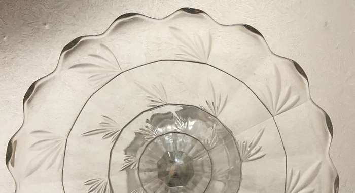 VINTAGE GLASS FOOTED CAKE STAND WITH LEAF PATTERN
