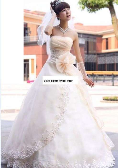 Brand new Wedding dress, size 8/32 worth R5000 (Overnight shipping, 24-36 hour delivery!!!!)