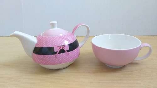 Pretty Pink Teapot with Two Tea cups