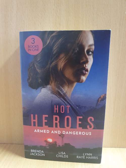 Mills & Boon Hot Heroes - Armed & Dangerous: Brenda Jackson, Lisa Childs, Lynn Raye Harris