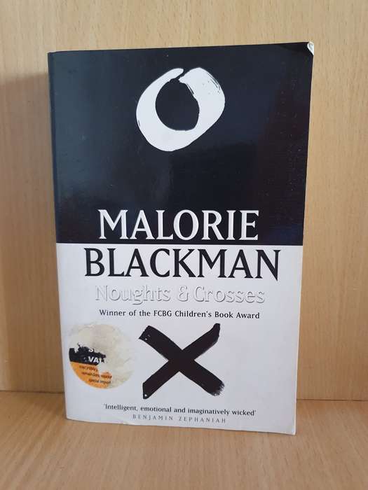 Noughts & Crosses: Malorie Blackman (Paperback)