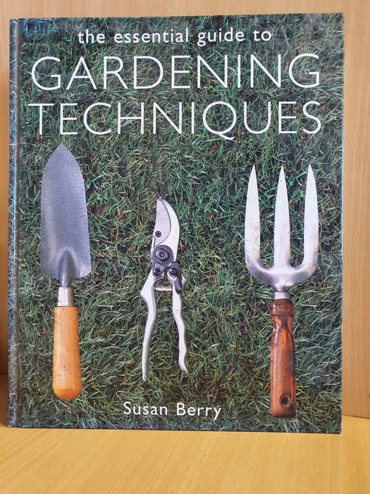 The essential guide to Gardening Techniques : Susan Berry (Hardcover)