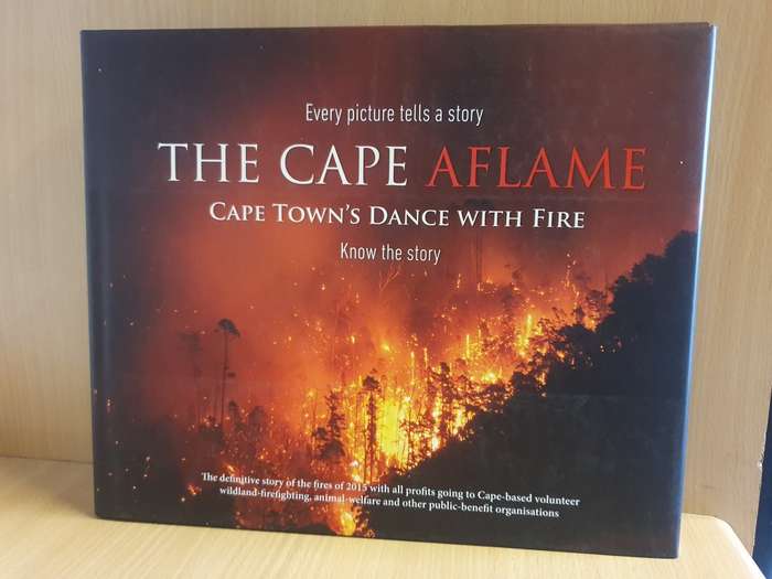 The Cape Aflame - Cape Town`s Dance with Fire (Hardcover)