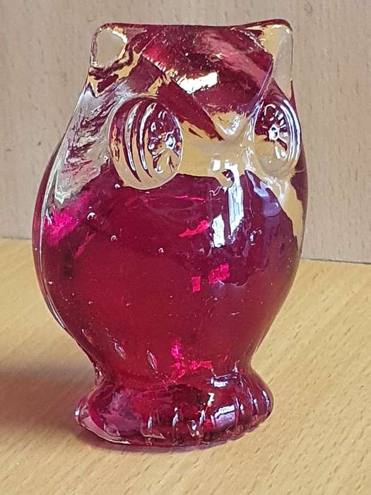 Glass Owl Figurine (height 10cm width 7cm depth 4cm)
