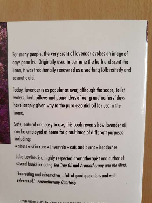 Lavender Oil - The new guide to nature`s most versatile remedy: Julia Lawless (Paperback)