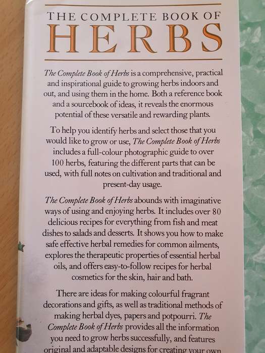The Complete Book of Herbs - A Practical Guide to Growing & Using Herbs: Lesley Bremness