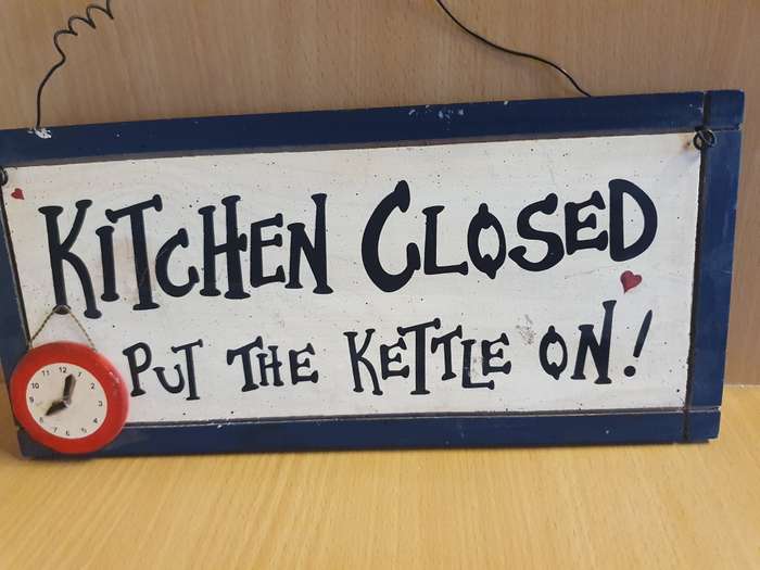 Kitchen Wall Sign - `Kitchen Closed - Put te Kettle On! (30cm x 14cm)