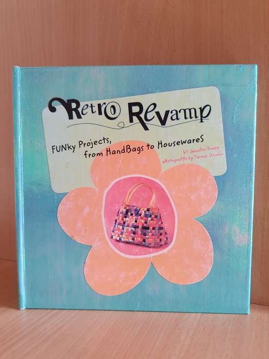 Retro Revamp - Funky Projects from Handbags to Housewares: Jennifer Knapp (Hardcover)