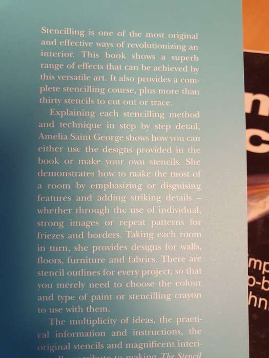 The Stencil Book - with over 30 stencils to cut out or trace: Amelia Saint George  (Paperback)