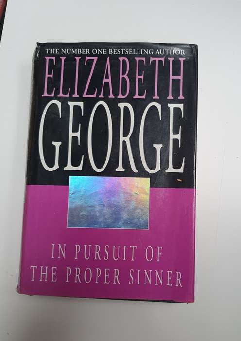 In Pursuit of the Proper People : Elizabeth George (Hardcover)
