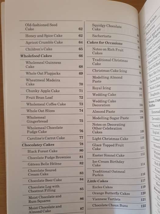 Delia Smith`s Book of Cakes (Paperback)