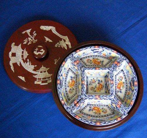 Japanese Lacquered Lazy Susan with Mother of Pearl Inlay and Porcelain Dishes. Dia 255mm