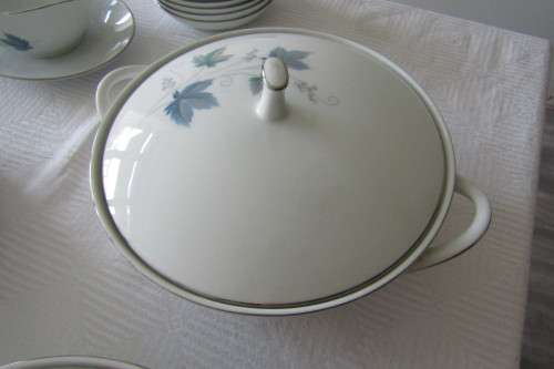 Noritake Vintage Series Large Serving Bowl with Lid