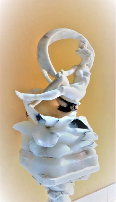 Italian Art Deco Alabaster figural lamp of Onolina with Carrara marble stand