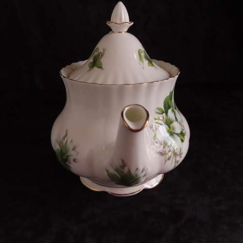 Royal Albert "Trillium" Large Teapot.  Lid Damaged!!