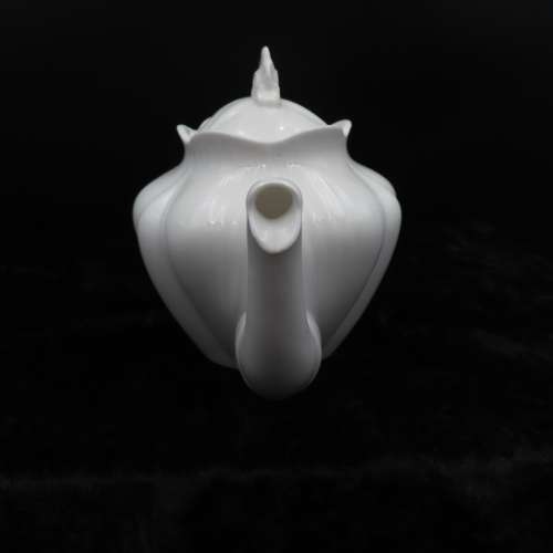 Shelley `Dainty White` 4 Cup Tea Pot.