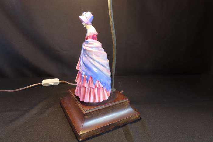 ROYAL DOULTON A VICTORIAN LADY HN728 TABLE LAMP